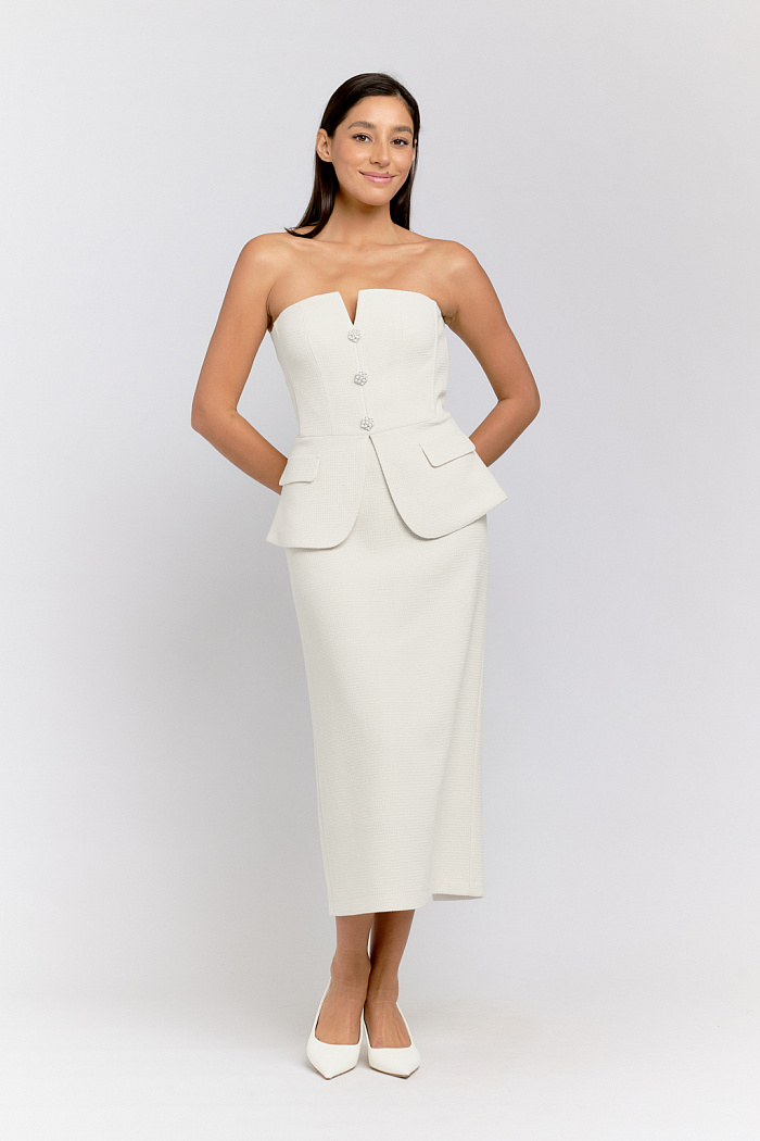 Юбка прямого кроя длиной миди со шлицей сзади полуприлегающего силуэта из эластичной костюмной ткани с фактурой «Шанель», на отлетном подкладе из вискозы.