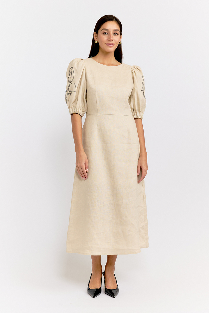 Платье с коротким пышным рукавом длины миди. Вышивка "цветы" на рукавах.