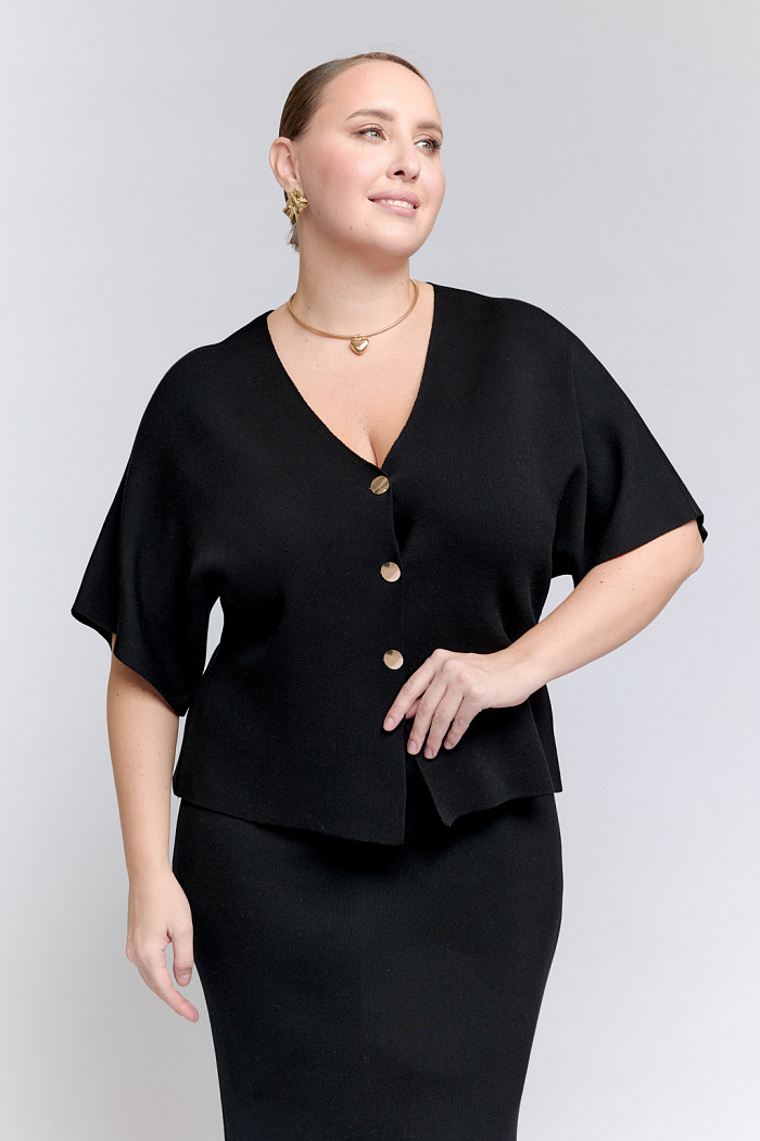 Кардиган с V-образным вырезом горловины и с цельнокроеными рукавами.  Застежка на три декоративных пуговицы.