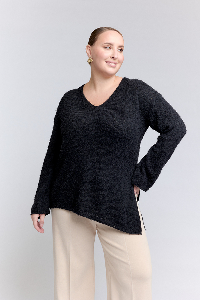 Джемпер оверсайз силуэта с V-образным вырезом горловины и ассиметричным низом.