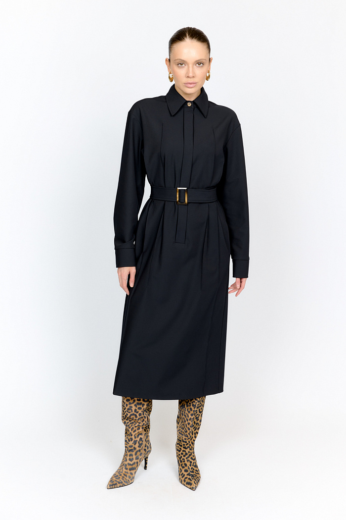 Платье из костюмной ткани с содержанием тенселя с отложным воротником, планкой под суппатную застежку спереди и декоративными защипами по вертикали в длине миди. Платье приталивается поясом с пряжкой.