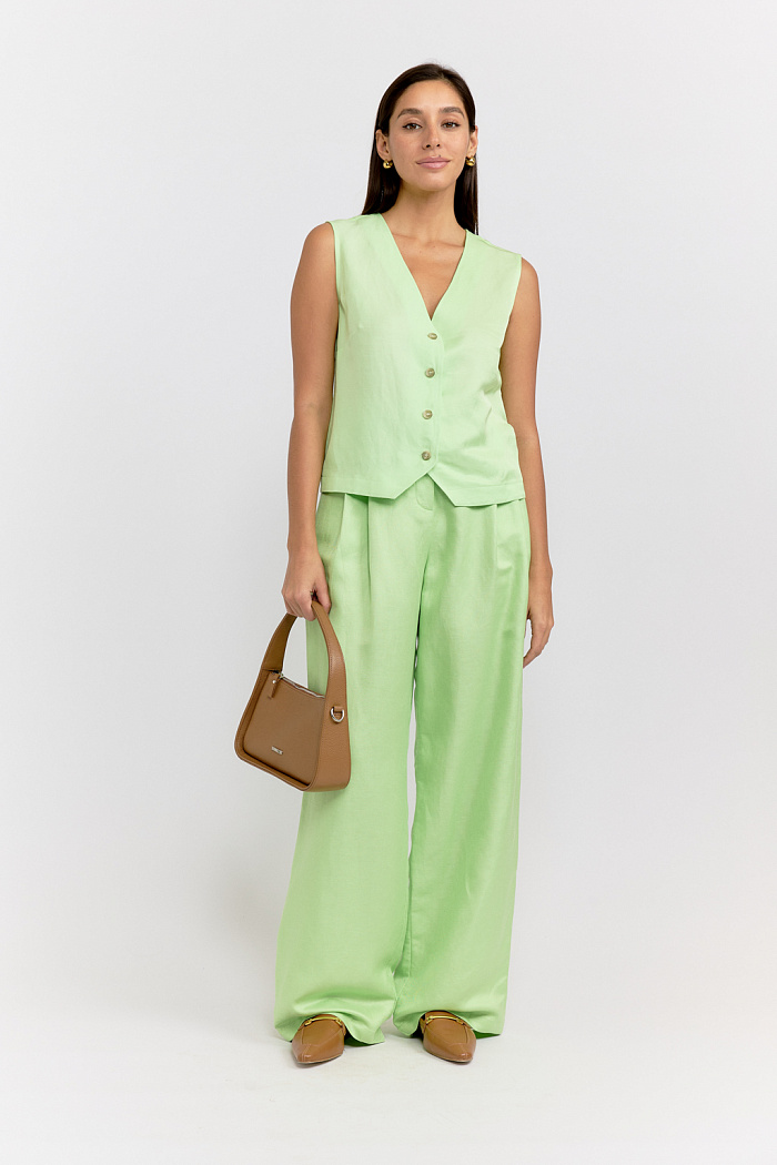 Жилет блузон прямого силуэта без воротника на пуговицах.