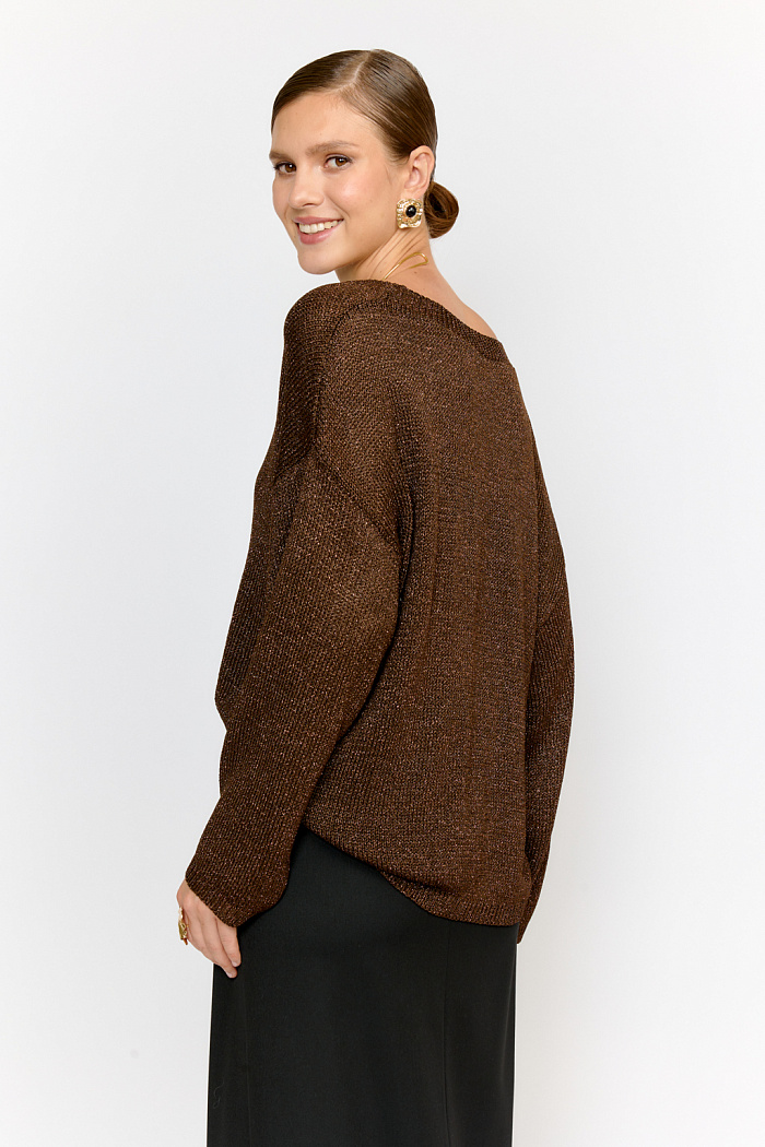 Модель джемпера с V-образным  вырезом горловины и свободным кроем выполнена из премиальной пряжи с вискозой в составе. Металлизированное волокно придает пряже  мерцание. Мягкие ниспадающие линии джемпера красиво драпируют фигуру. Базовая по крою модель, выглядит уникальной  благодаря эффектному металлизированному блеску и роскошному тёплому шоколадному оттенку.  Элегантный силуэт с длиной выше бедер и изящным V-образным вырезом подчеркивает женственность и создает безупречный образ.  Универсальный силуэт модели в сочетании с трендовым цветом поможет создать стильный образ на торжество или вечеринку.