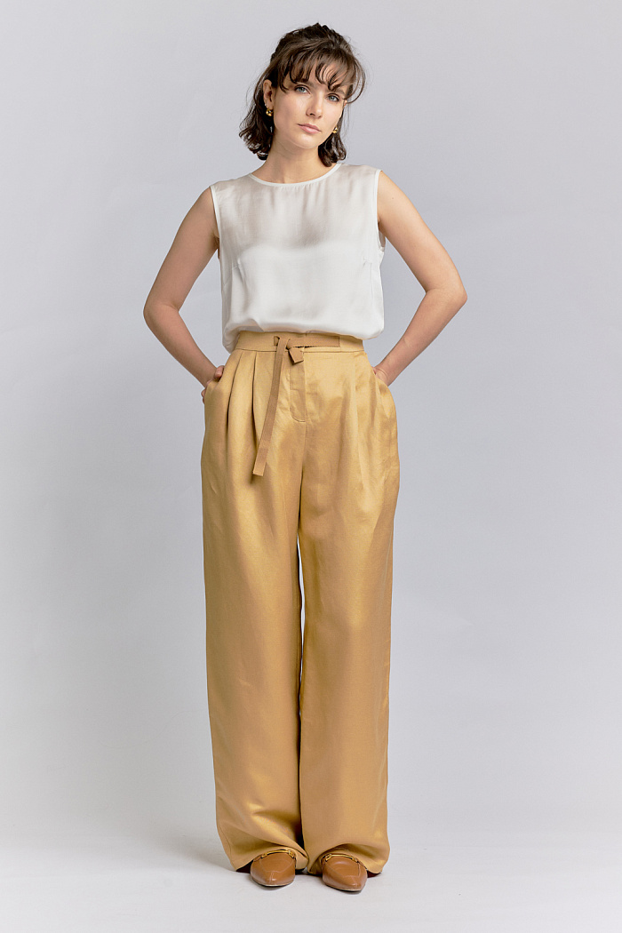 Брюки с защипами прямого объемного силуэта с двумя накладными карманами сзади.