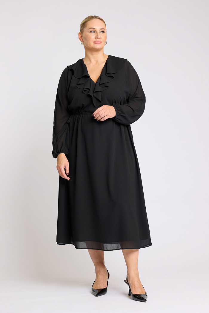 Платье с отрезной юбкой длиной миди. Вырез V-образный с кокелье.