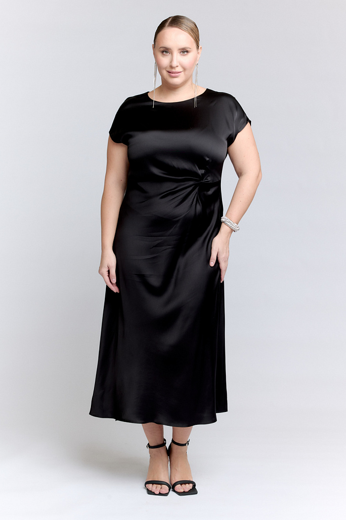 Платье полуприлегающего силуэта со спущенным плечом и декоративным узлом по талии.