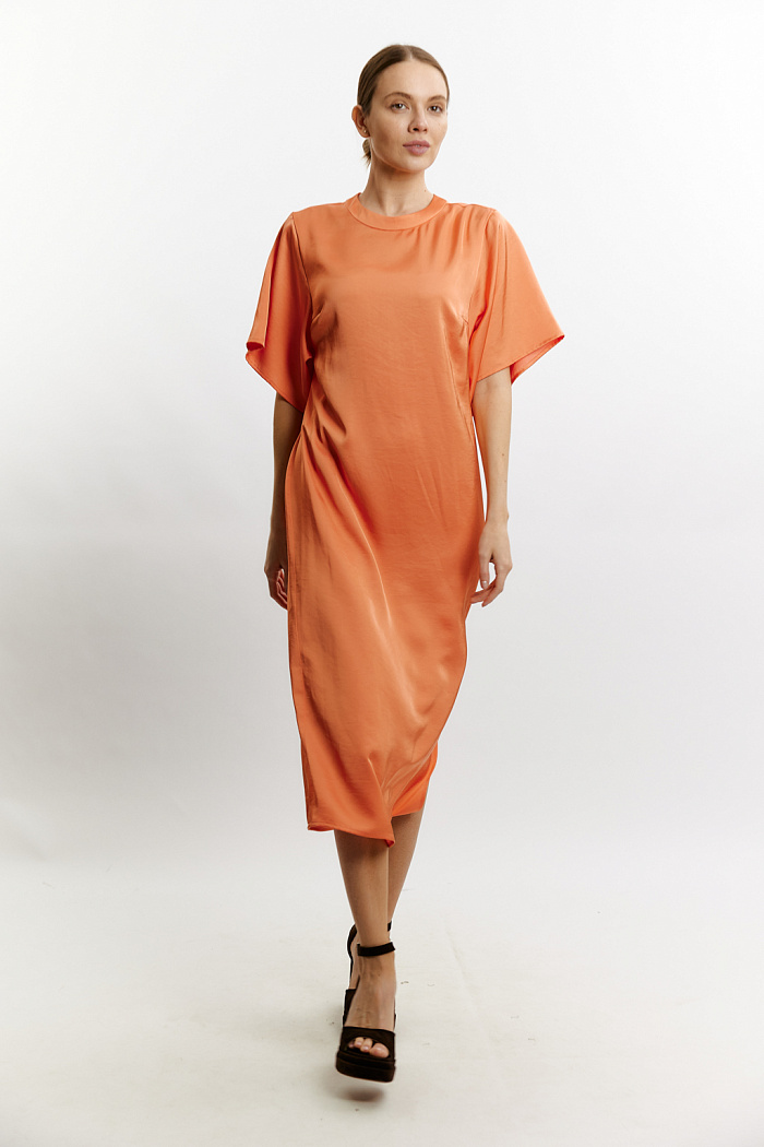 Платье силуэтное длины миди, разрез сбоку. Рукав флаттер.