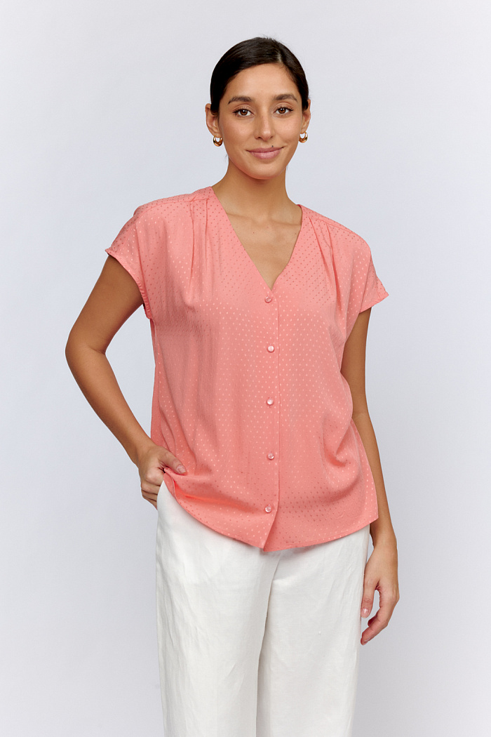 Блуза со спущенными плечами и  V-образным вырезом, застежка на пуговицах.