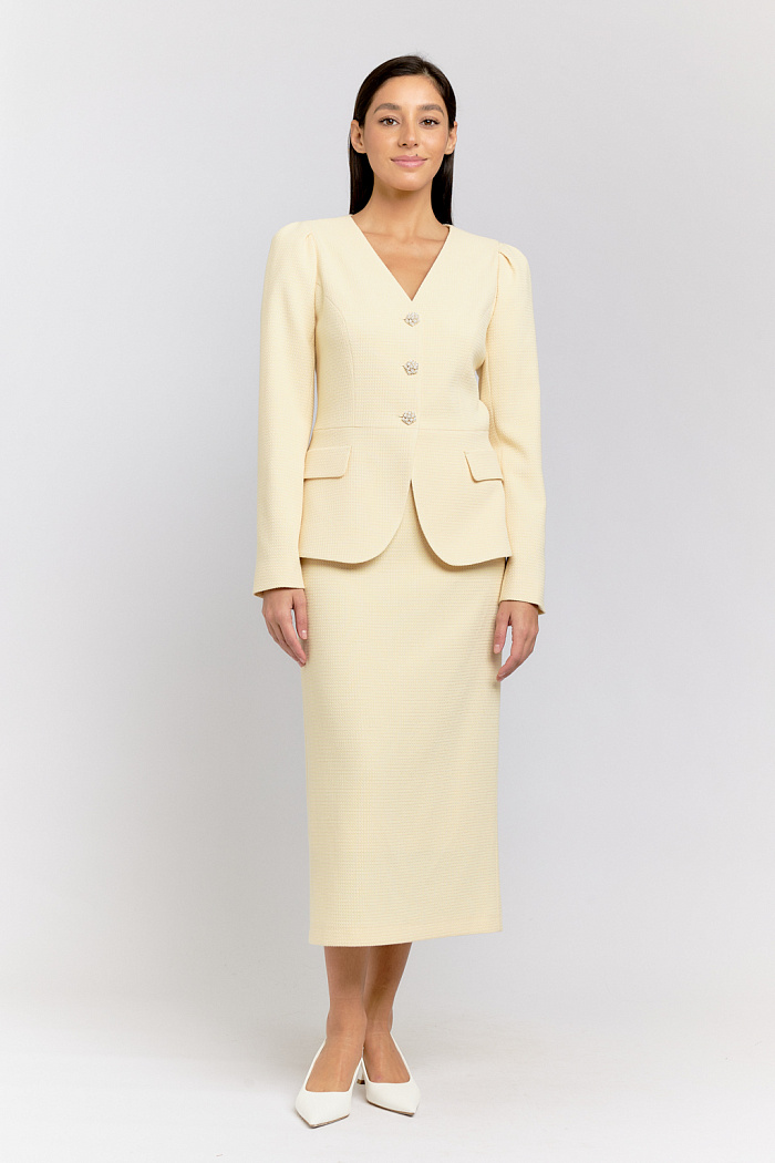 Элегантная модель жакета приталенного силуэта с глубоким V-образным вырезом горловины и рукавами со сборкой у плеч. Женственная модель создающая нарядное настроение и придающая определенную статусность. Выполнена из эластичной костюмной ткани с фактурой "шанель".