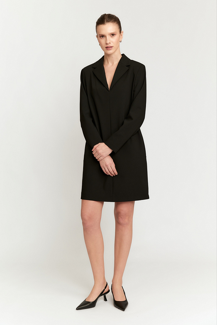 Платье прямого силуэта с английским воротником длиной мини.