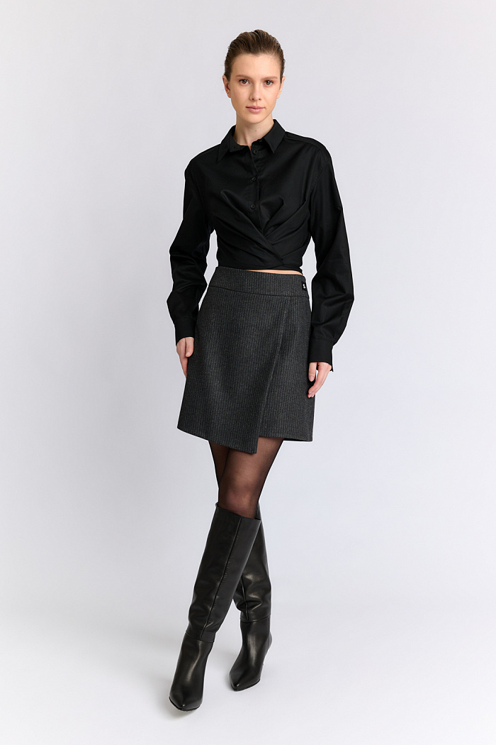 Юбка мини с имитацией запаха переду.