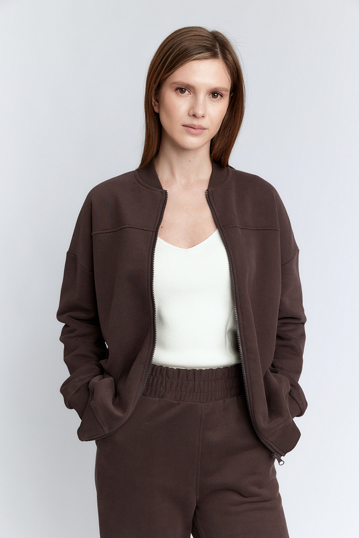 Бомбер на молнии со спущенным плечом