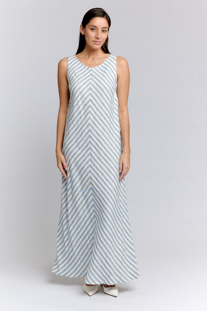 Платье-сарафан А-образного силуэта с V-образным вырезом и карманами. Длина макси.