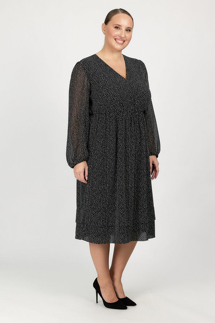 Платье с отрезной юбкой со складками и V-образным вырезом.