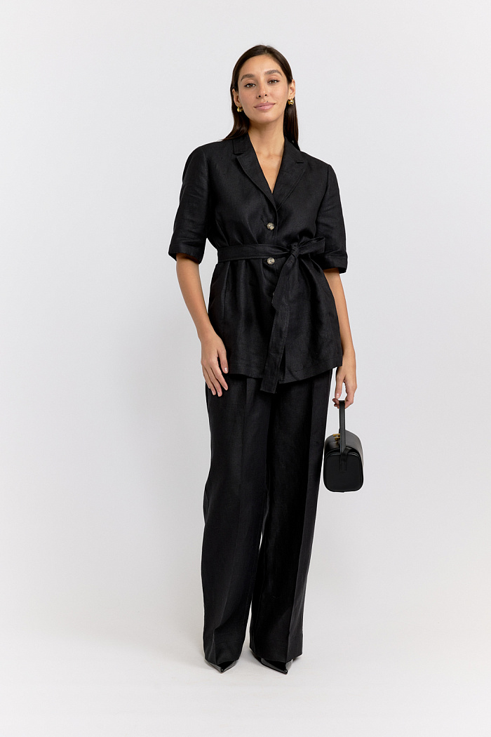 Жакет однобортный с коротким рукавом. Застежка на две пуговицы и пояс из основной ткани.