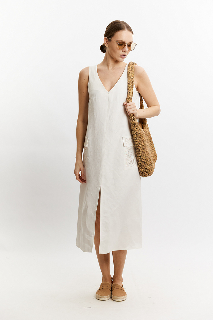 Платье трапециевидного силуэта с разрезом по переднему шву, длина миди. Карманы с клапанами накладные с вышивкой.