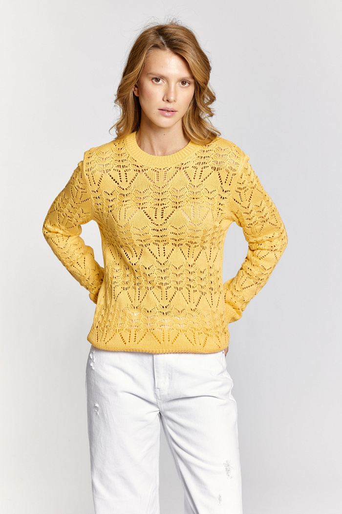 Джемпер прямого силуэта с ажурной вязкой.