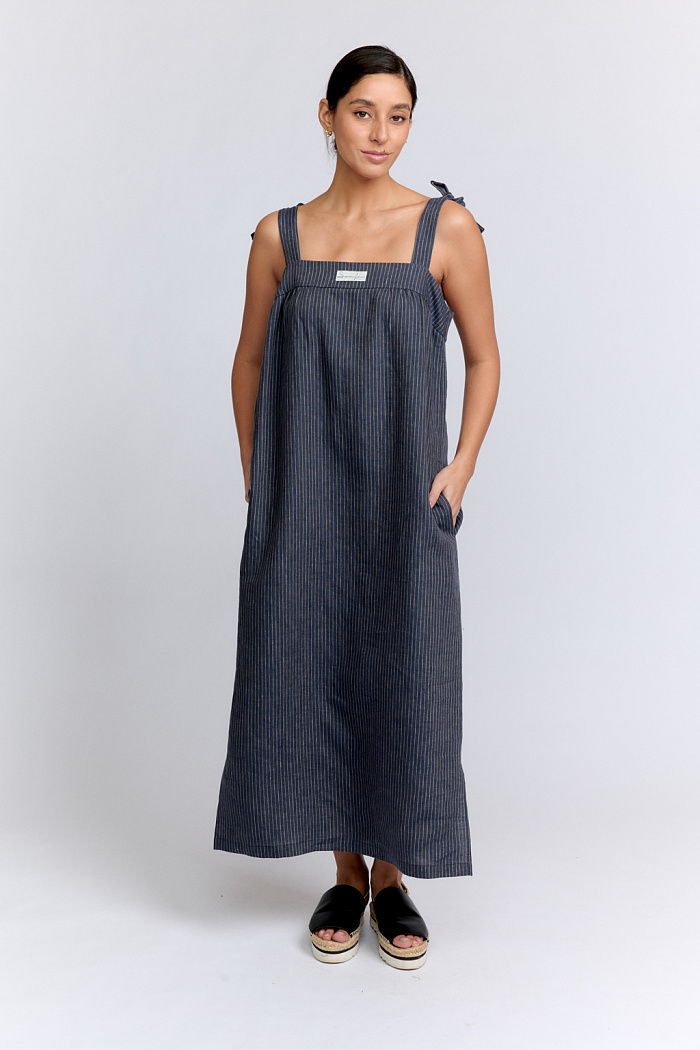 Платье сарафан свободного силуэта на широких регулирующихся бретелях в виде завязок. По спинке широкая резинка. На груди вышивка "SRG".