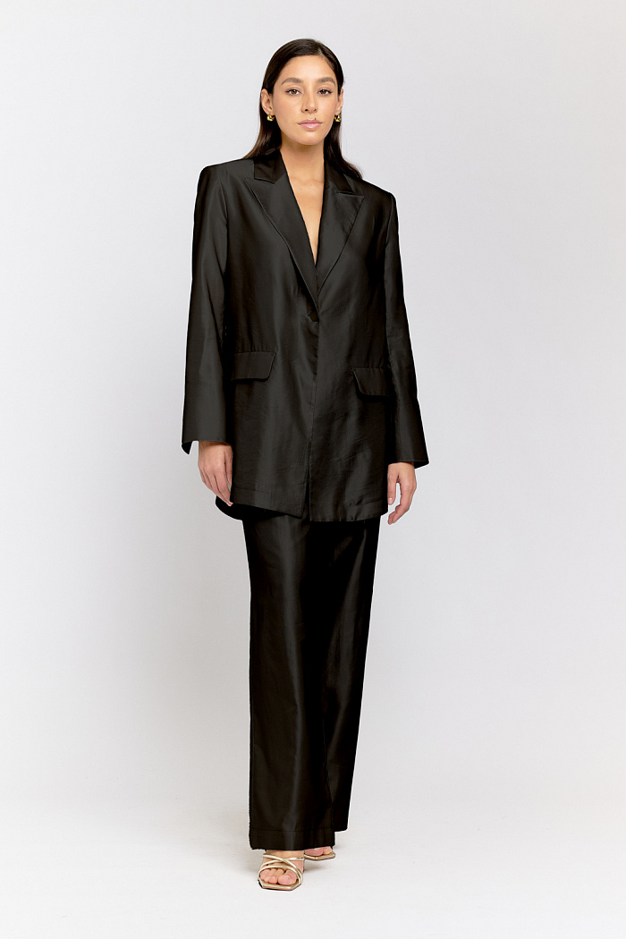 Брюки прямого кроя на поясе, сзади резинка. Застежка на пуговицу и молнию.