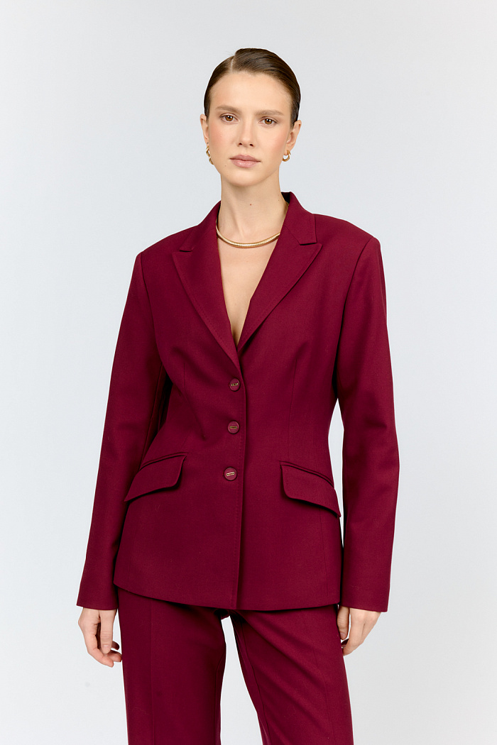 Изысканный полуприлегающий жакет в благородном темно-винном цвете — настоящая находка для вашего гардероба. Модель выполнена в классическом однобортном стиле с удобной застёжкой на пуговицы. Особую элегантность жакету придаёт английский воротник, украшенный изящной ручной строчкой.

Благодаря продуманному крою жакет идеально садится по фигуре, не стесняя движений. Премиальное качество исполнения обеспечивает комфорт при носке и долговечность изделия. Универсальный дизайн позволяет создавать как строгие деловые образы, так и непринуждённые повседневные комплекты.

Этот жакет станет верным спутником в создании стильных образов для любого случая — от деловой встречи до неформальной встречи с друзьями.