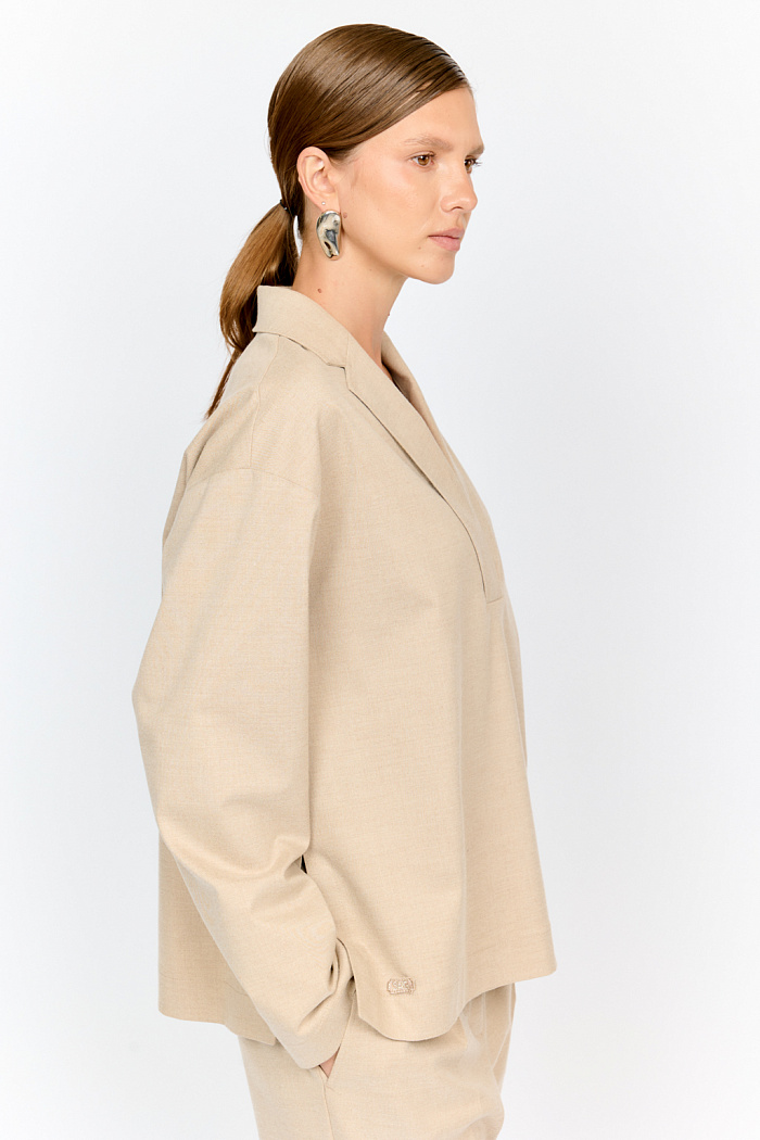 Жакет без застежек с разрезами по бокам для комфортных кэжуальных образов с воротником с лацканами и декоративной отделкой ручным стежком - стильная альтернатива свитшотам.