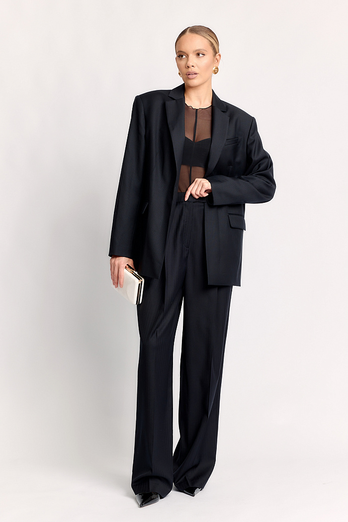 Жакет  однобортный оверсайз прямого кроя с двуми карманами спереди. Застежка на две пуговицы.