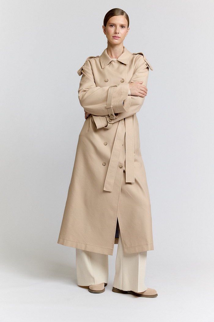 Плащ двубортный длиной миди.