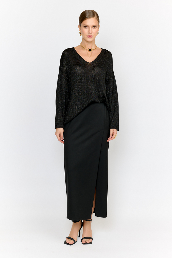 Модель джемпера с V-образным  вырезом горловины и свободным кроем выполнена из премиальной пряжи с вискозой в составе. Металлизированное волокно придает пряже  мерцание. Мягкие ниспадающие линии джемпера красиво драпируют фигуру. Базовая по крою модель, выглядит уникальной благодаря эффектному металлизированному блеску и глубокому черному цвету.  Элегантный силуэт с длиной выше бедер и изящным V-образным вырезом подчеркивает женственность и создает безупречный образ.  Универсальный силуэт модели в сочетании с базовым цветом позволит легко вписать джемпер в любой гардероб.
