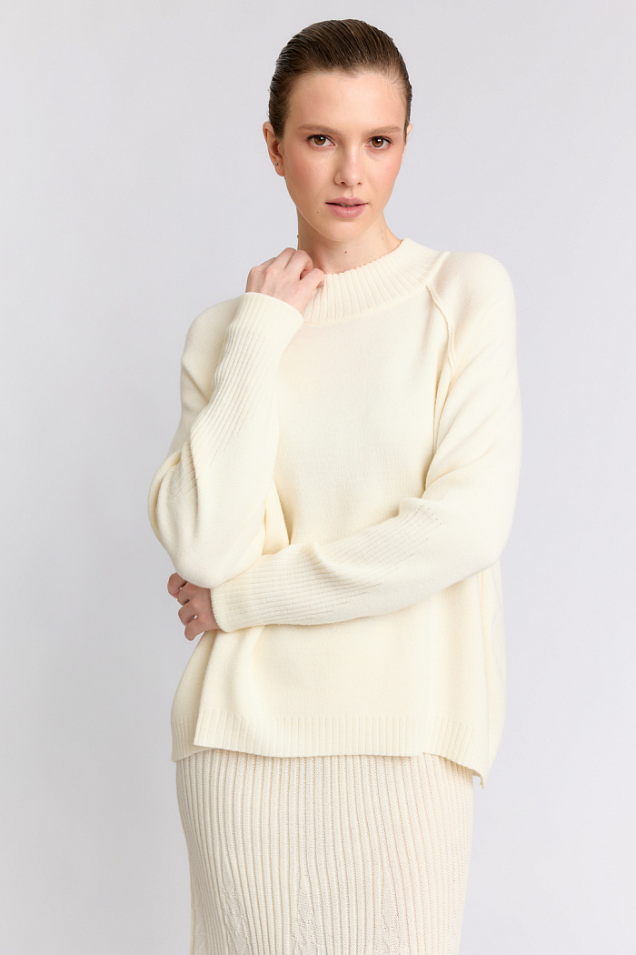 Джемпер с рукавами реглан и фигурным низом.