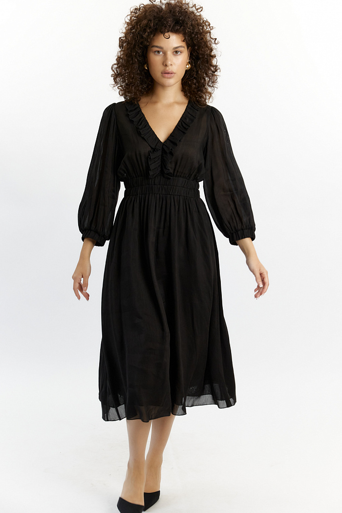 Платье романтичное с рюшами на воротнике. Рукав длинный. Пояс двойной на резинке. Длина миди.