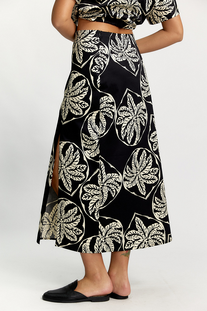 Юбка с запахом свободного кроя. Длина миди.