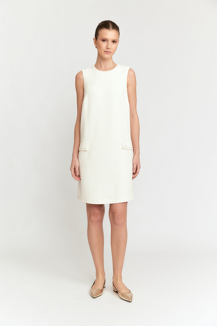 Платье А-силуэта длиной мини с декоративной вышивкой по полочке.