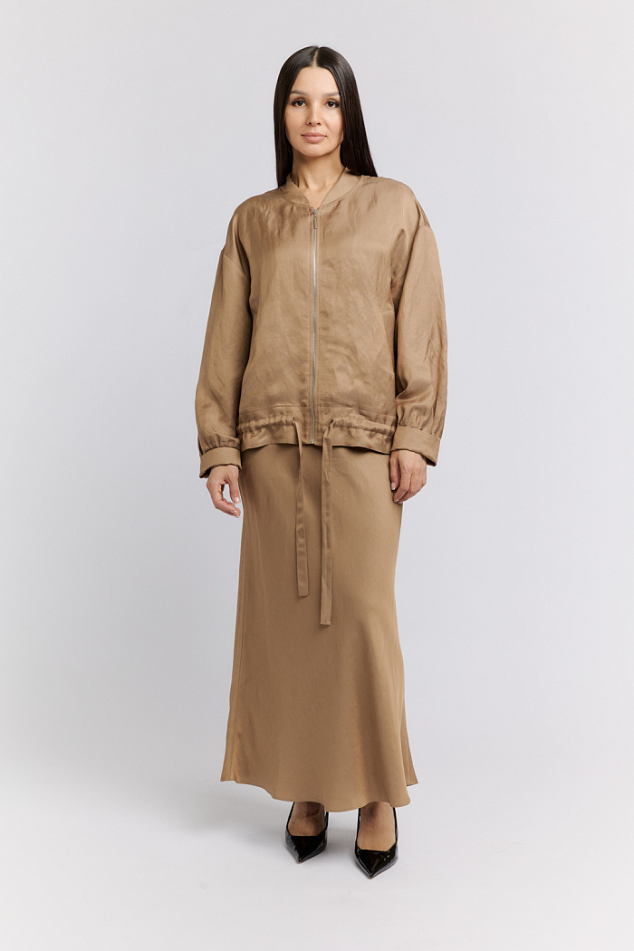 Жакет бомбер свободного силуэта с карманами. Рукав 7/8, по низу кулиска, застежка на молнии.