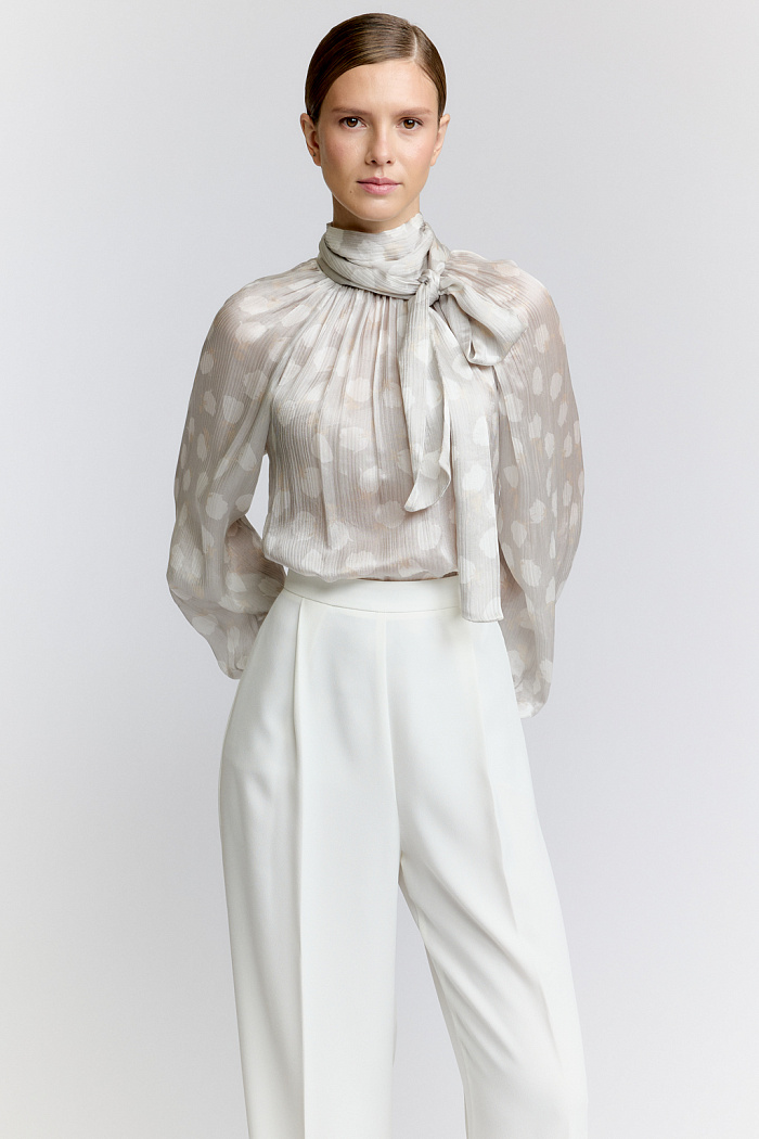 Лёгкая блуза с воротником бантом.