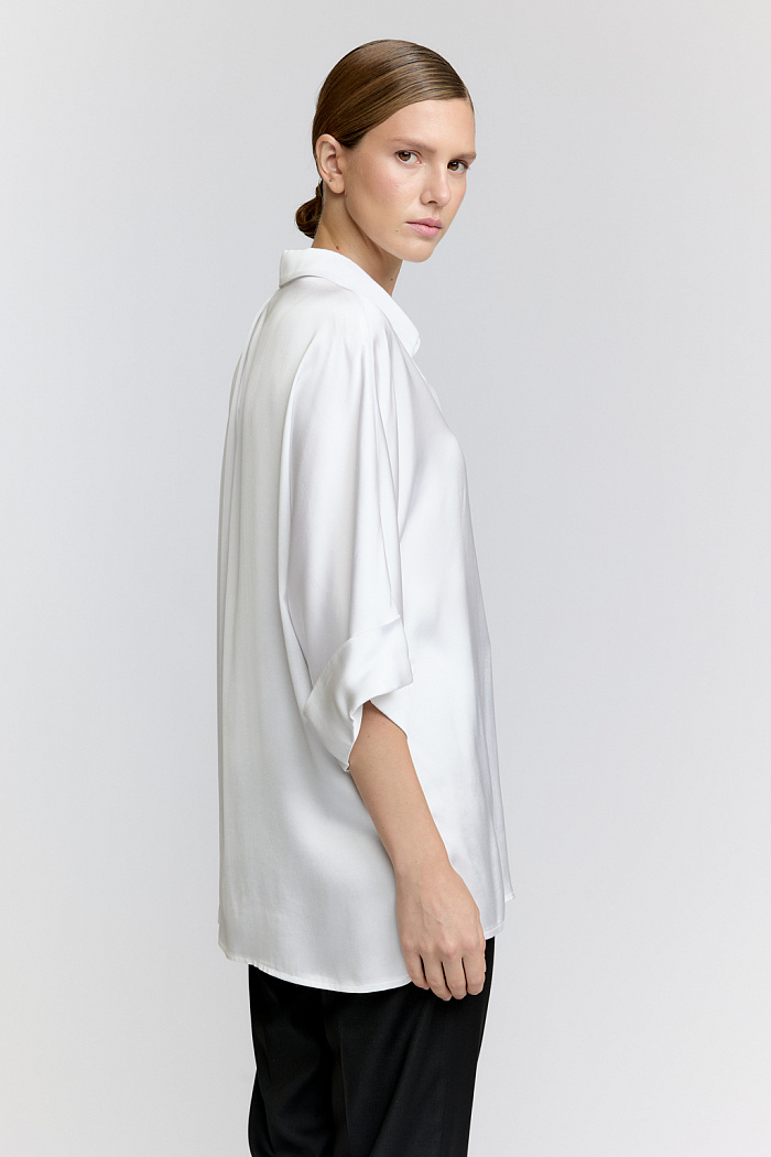 Блуза со спущенным плечом и с застежкой на пуговицы.