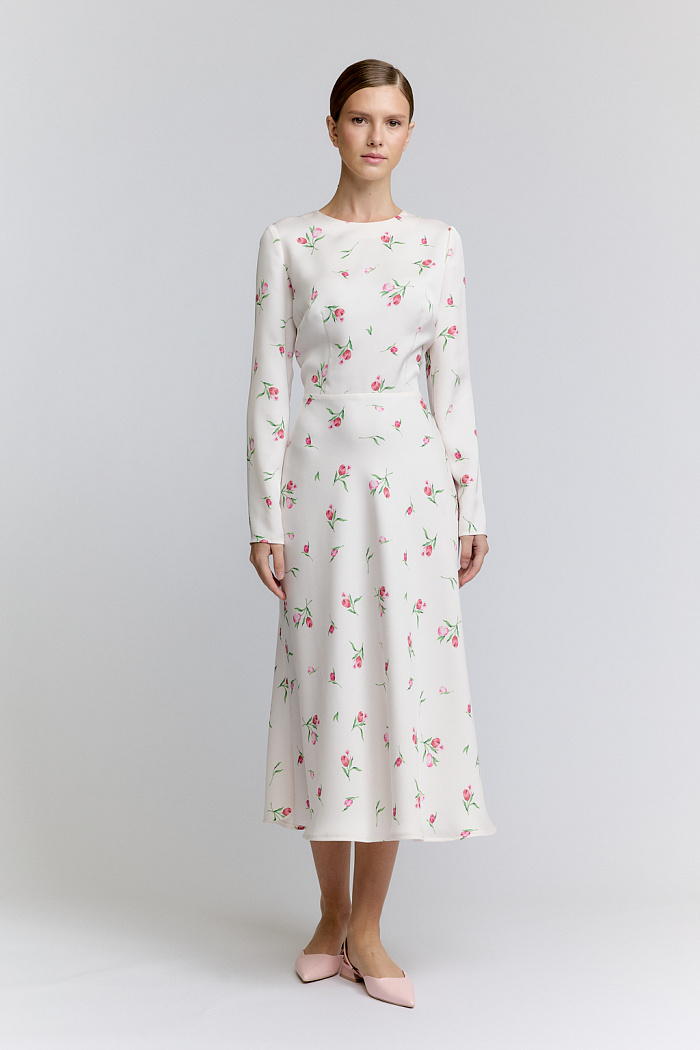 Платье длиной миди с отрезной юбкой трапециевидного силуэта.