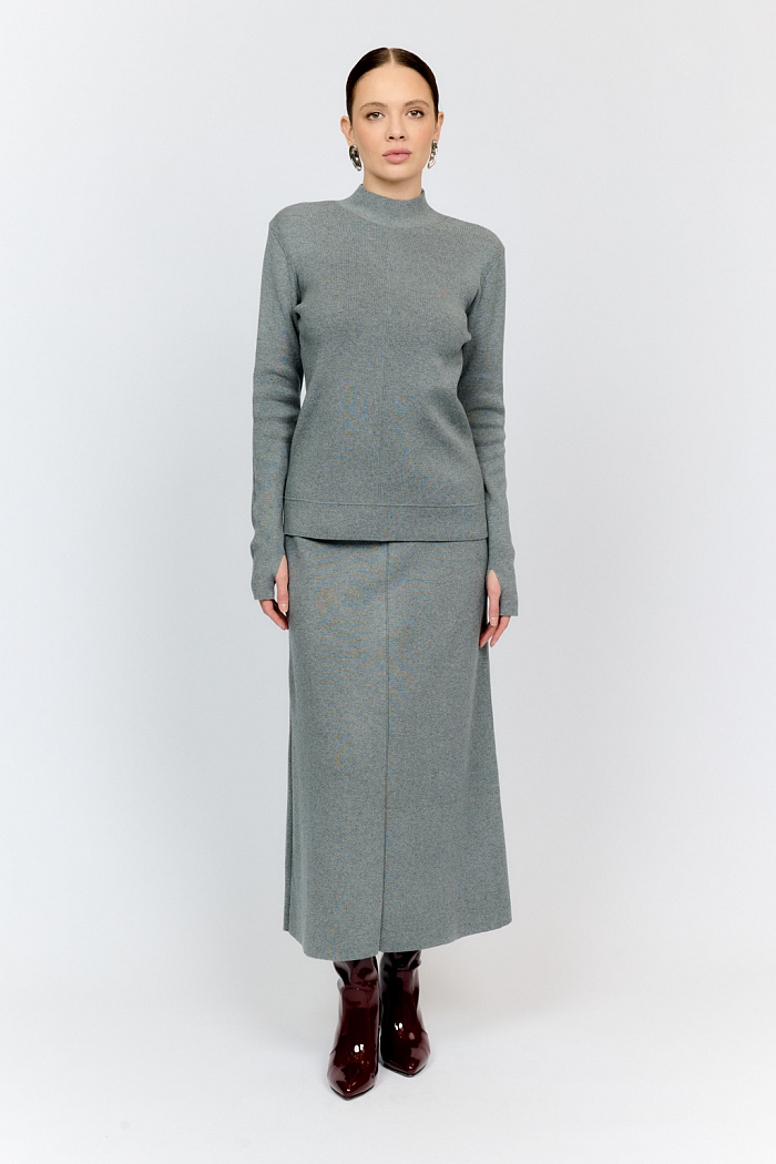 Джемпер водолазка с однослойным высоким воротом серого цвета, прилегающего силуэта и рукавами полной длины обеспечивает удобную посадку по фигуре. Джемпер отлично дополнит стильный повседневный аутфит или офисный лук.