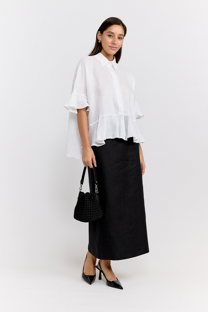 Блуза свободного кроя с баской по низу. Рукав короткий. Застежка на пуговицах.