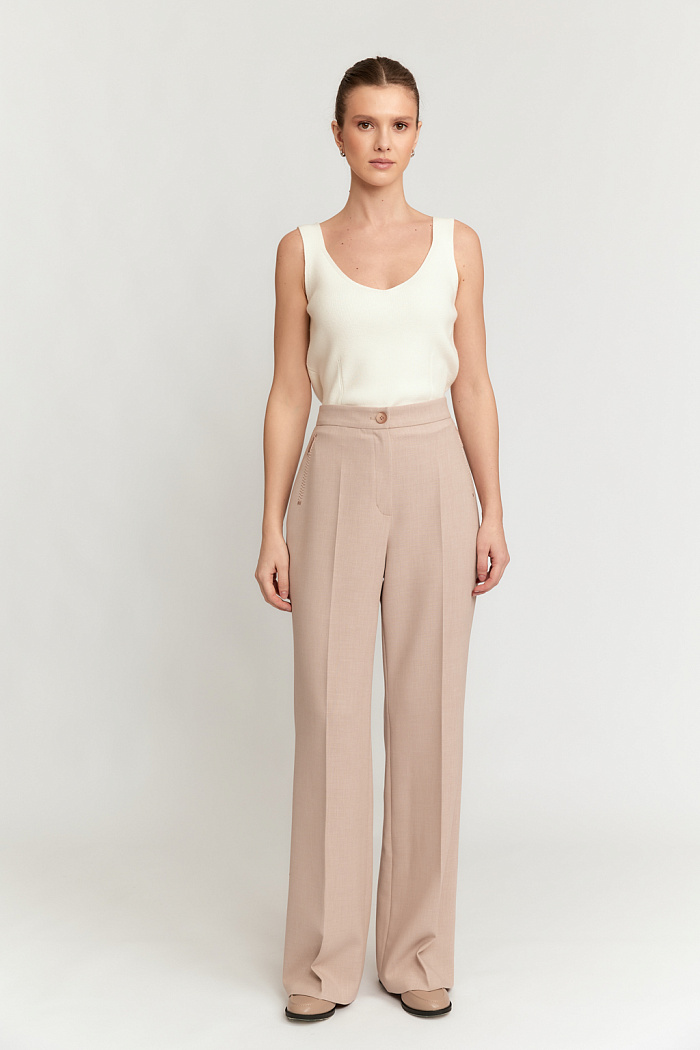 Брюки с небольшим клешем от колен с декоративной вшивкой по бокам.