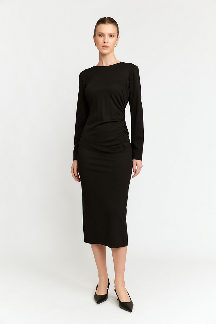 Платье длиной миди прилегающего силуэта со сборкой по боковому шву.