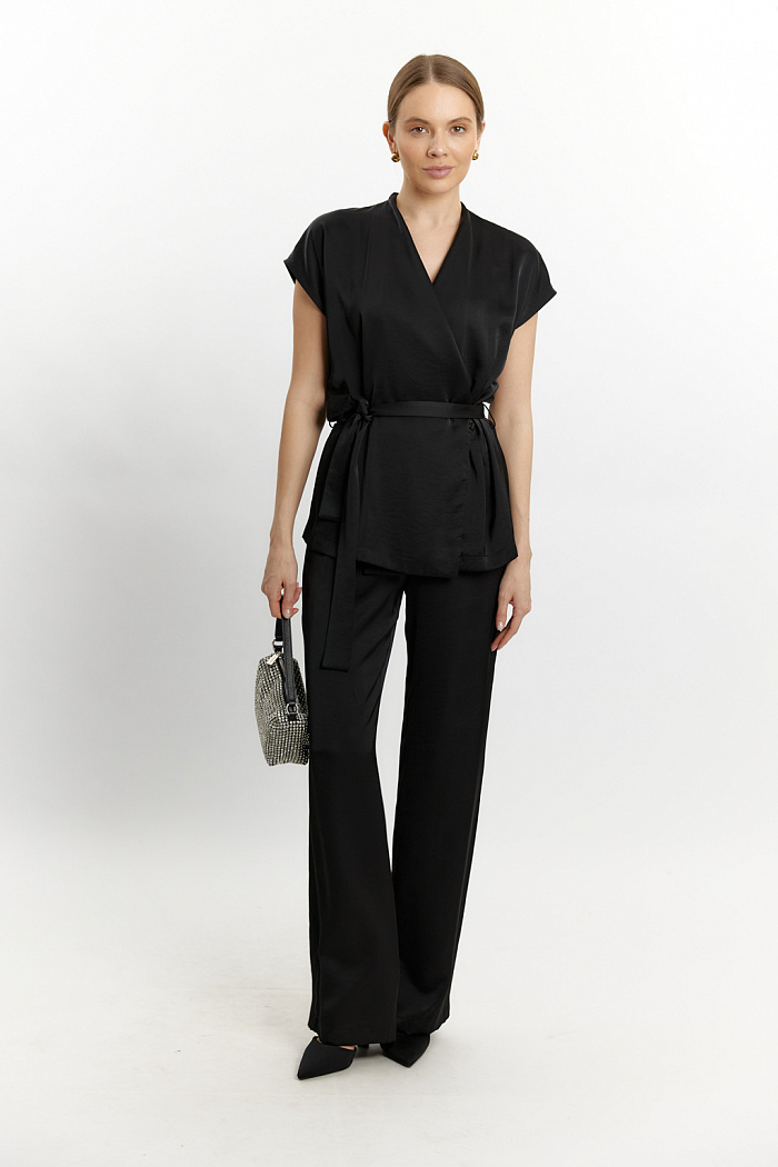 Жилет полуприлигающего силуэта с запахом и поясом на талии из основной ткани.