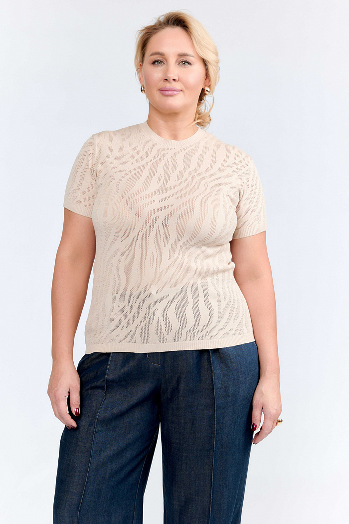 Джемпер с анималистичной вязкой с коротким рукавом прямого кроя.