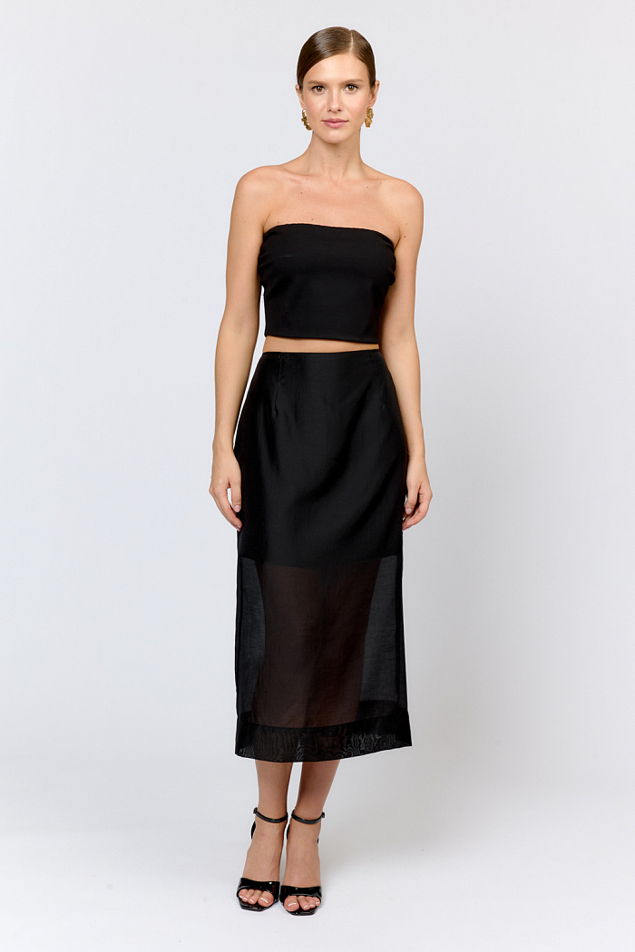 Трендовая прозрачная юбка длины миди с укороченной подкладкой длины мини, с широким сгибом по низу и разрезом посередине сзади. Создает эффектные и утонченные образы в сочетании с жакетами, блузами, топами.  Выполнена из легкой полупрозрачной ткани с жемчужным переливом с содержанием шёлка. Тенсель, экологичный материал, обеспечивает гигроскопичность, легкость, прочность и устойчивость к механическим повреждениям.