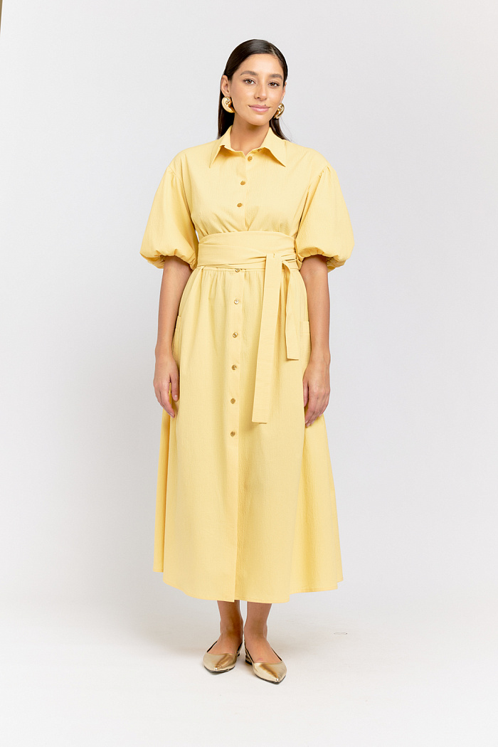 Платье длины миди на поясе с короткими объемными рукавами. Застежка на пуговицах.