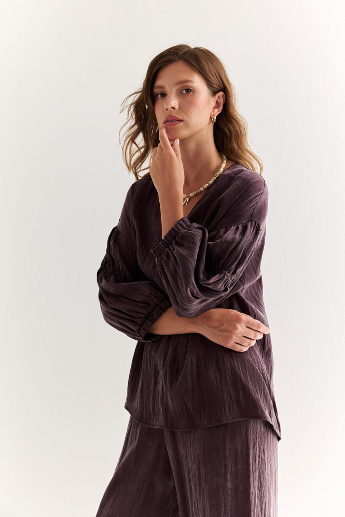 Блуза прямого силуэта со сборками на рукавах- буфах.