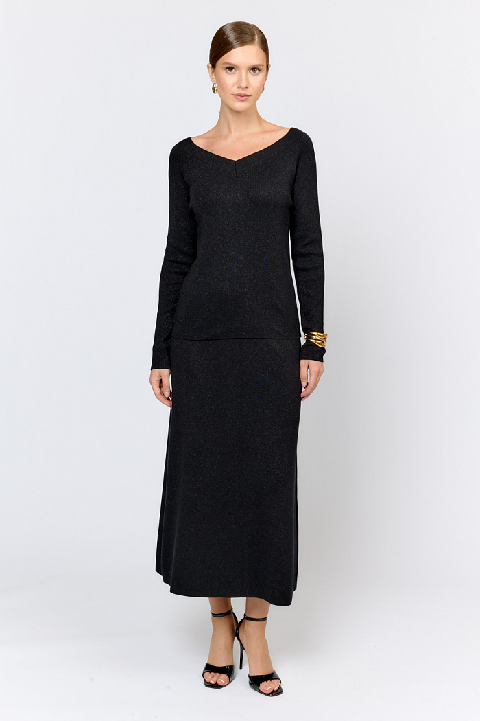 Джемпер прилегающего силуэта с V-образной горловиной, рукавом реглан. Элегантный силуэт с длиной выше бёдер и изящным вырезом подчёркивает женственность и создает безупречный образ.  Прилегающий крой и простота линий позволяют носить джемпер в качестве первого слоя под жакеты и жилеты.  Джемпер держит форму, не теряет свих качеств после чистки и обеспечивает максимальный комфорт в носке.