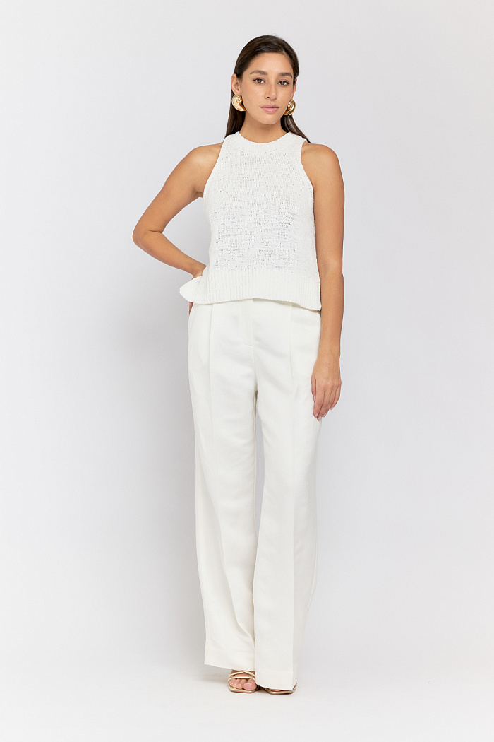 Майка с американской проймой прямого кроя.