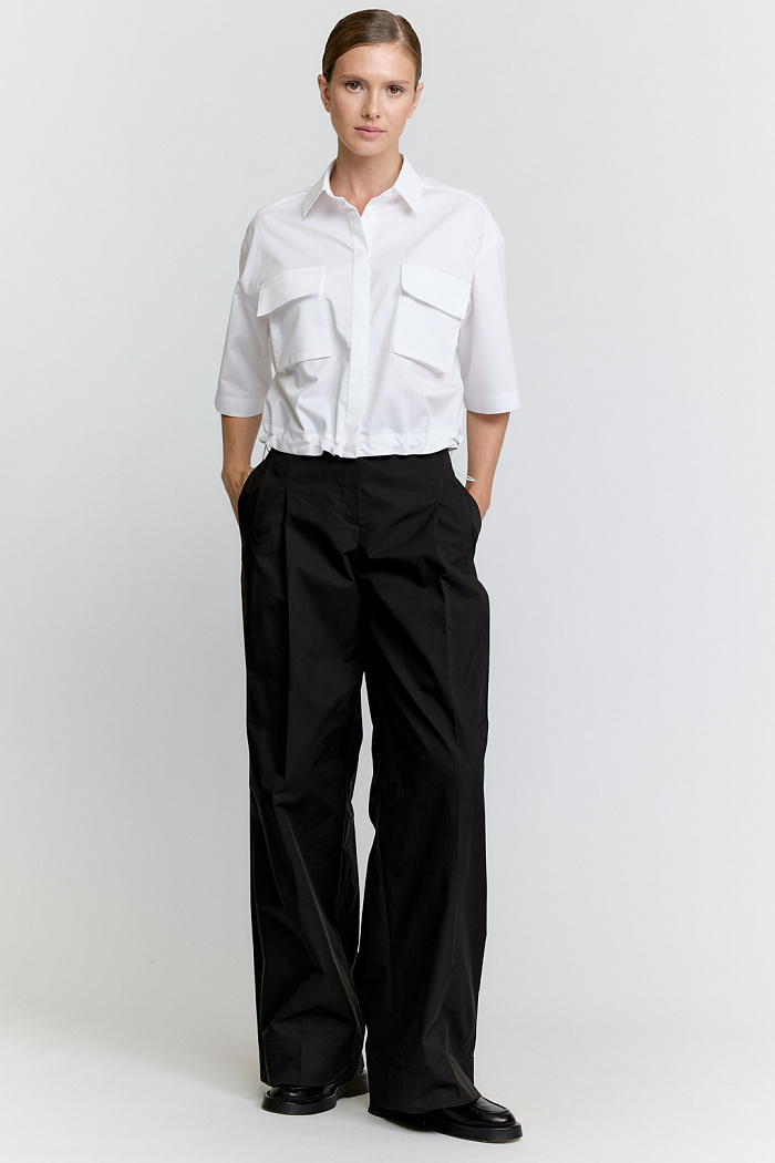 Укороченная рубашка с накладными карманами по груди. Низ на резинке. Рукав до локтя.