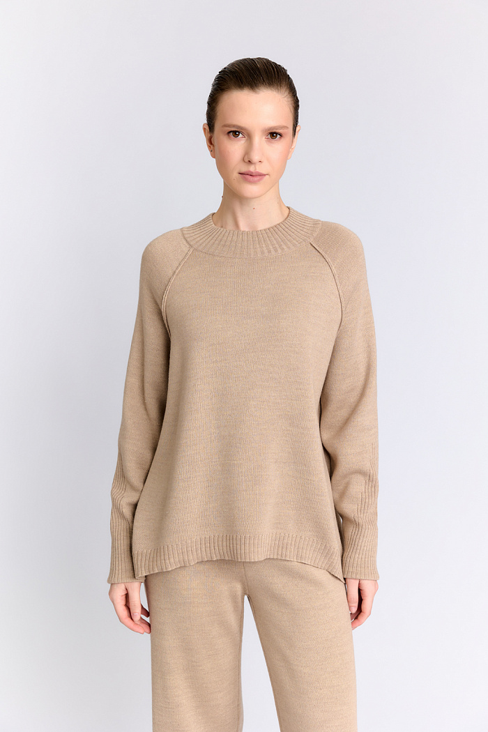 Джемпер с рукавами реглан и фигурным низом.