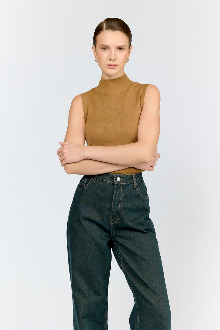 Топ прилегающего силуэта с воротником стойка